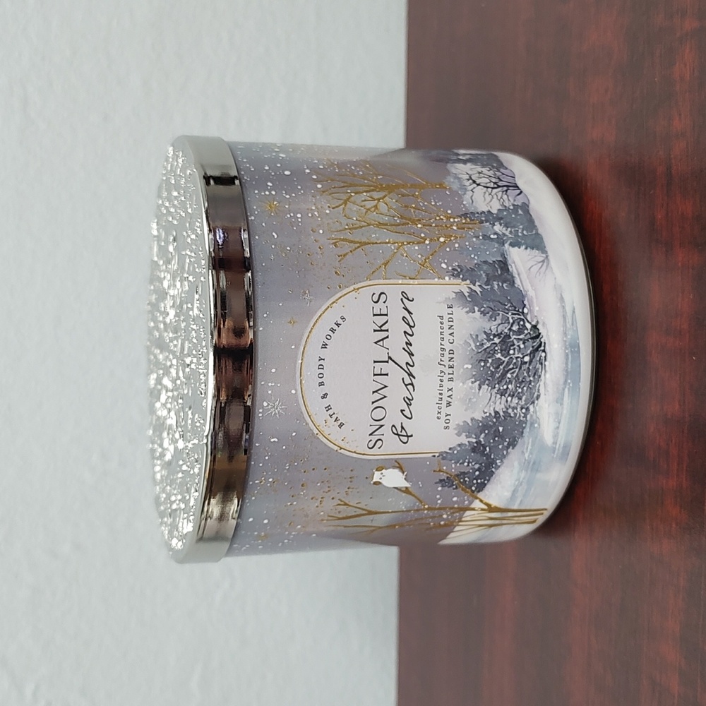 Bath & Body Works "SNOWFLAKES & CASHMERE" 3-Wick Candle